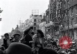 Standbild Victory Day Parade Paris Frankreich, 1945, aus Sekunde 50 historischem Filmmaterial Videoclip 65675074013