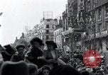 Standbild Victory Day Parade Paris Frankreich, 1945, aus Sekunde 51 historischem Filmmaterial Videoclip 65675074013