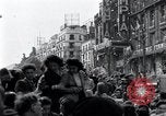 Standbild Victory Day Parade Paris Frankreich, 1945, aus Sekunde 52 historischem Filmmaterial Videoclip 65675074013