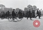 Immagine di La Giornata della vittoria festeggiamenti Parigi Francia, 1945, secondo 6 filmato di repertorio 65675074016