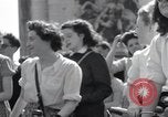 Immagine di La Giornata della vittoria festeggiamenti Parigi Francia, 1945, secondo 20 filmato di repertorio 65675074016