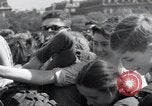 Immagine di La Giornata della vittoria festeggiamenti Parigi Francia, 1945, secondo 28 filmato di repertorio 65675074016