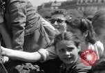 Immagine di La Giornata della vittoria festeggiamenti Parigi Francia, 1945, secondo 29 filmato di repertorio 65675074016