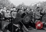 Immagine di La Giornata della vittoria festeggiamenti Parigi Francia, 1945, secondo 57 filmato di repertorio 65675074016