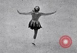 Immagine di La figura pattinare Garmisch-Partenkirchen Germania, 1936, secondo 62 filmato di repertorio 65675074065