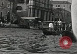 Immagine di gondola sul canale Venezia Italia, 1937, secondo 7 filmato di repertorio 65675074080