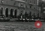 Immagine di gondola sul canale Venezia Italia, 1937, secondo 9 filmato di repertorio 65675074080