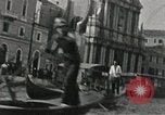 Immagine di gondola sul canale Venezia Italia, 1937, secondo 13 filmato di repertorio 65675074080