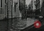 Immagine di gondola sul canale Venezia Italia, 1937, secondo 21 filmato di repertorio 65675074080