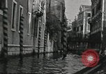 Immagine di gondola sul canale Venezia Italia, 1937, secondo 24 filmato di repertorio 65675074080