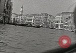Immagine di gondola sul canale Venezia Italia, 1937, secondo 62 filmato di repertorio 65675074080