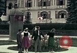 Image les touristes regardent le défilé Carinthie Autriche, 1937, de la seconde 1 séquences d'archives historiques vidéo 65675074085