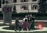 Image les touristes regardent le défilé Carinthie Autriche, 1937, de la seconde 3 séquences d'archives historiques vidéo 65675074085