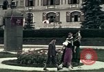 Image les touristes regardent le défilé Carinthie Autriche, 1937, de la seconde 4 séquences d'archives historiques vidéo 65675074085
