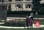 Image les touristes regardent le défilé Carinthie Autriche, 1937, de la seconde 5 séquences d'archives historiques vidéo 65675074085