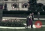 Image les touristes regardent le défilé Carinthie Autriche, 1937, de la seconde 6 séquences d'archives historiques vidéo 65675074085