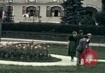 Image les touristes regardent le défilé Carinthie Autriche, 1937, de la seconde 8 séquences d'archives historiques vidéo 65675074085