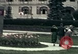 Image les touristes regardent le défilé Carinthie Autriche, 1937, de la seconde 9 séquences d'archives historiques vidéo 65675074085