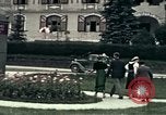 Image les touristes regardent le défilé Carinthie Autriche, 1937, de la seconde 10 séquences d'archives historiques vidéo 65675074085