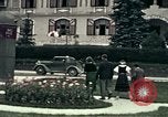 Image les touristes regardent le défilé Carinthie Autriche, 1937, de la seconde 11 séquences d'archives historiques vidéo 65675074085
