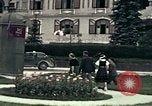 Image les touristes regardent le défilé Carinthie Autriche, 1937, de la seconde 12 séquences d'archives historiques vidéo 65675074085