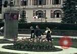 Image les touristes regardent le défilé Carinthie Autriche, 1937, de la seconde 13 séquences d'archives historiques vidéo 65675074085