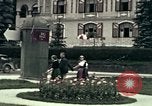 Image les touristes regardent le défilé Carinthie Autriche, 1937, de la seconde 14 séquences d'archives historiques vidéo 65675074085