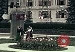 Image les touristes regardent le défilé Carinthie Autriche, 1937, de la seconde 15 séquences d'archives historiques vidéo 65675074085
