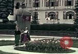Image les touristes regardent le défilé Carinthie Autriche, 1937, de la seconde 16 séquences d'archives historiques vidéo 65675074085