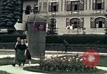 Image les touristes regardent le défilé Carinthie Autriche, 1937, de la seconde 17 séquences d'archives historiques vidéo 65675074085