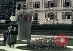 Image les touristes regardent le défilé Carinthie Autriche, 1937, de la seconde 18 séquences d'archives historiques vidéo 65675074085