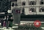 Image les touristes regardent le défilé Carinthie Autriche, 1937, de la seconde 19 séquences d'archives historiques vidéo 65675074085
