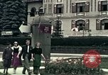 Image les touristes regardent le défilé Carinthie Autriche, 1937, de la seconde 20 séquences d'archives historiques vidéo 65675074085