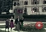 Image les touristes regardent le défilé Carinthie Autriche, 1937, de la seconde 21 séquences d'archives historiques vidéo 65675074085
