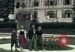 Image les touristes regardent le défilé Carinthie Autriche, 1937, de la seconde 22 séquences d'archives historiques vidéo 65675074085