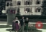 Image les touristes regardent le défilé Carinthie Autriche, 1937, de la seconde 23 séquences d'archives historiques vidéo 65675074085