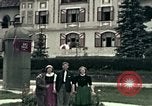 Image les touristes regardent le défilé Carinthie Autriche, 1937, de la seconde 24 séquences d'archives historiques vidéo 65675074085