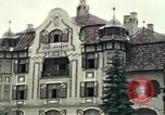 Image les touristes regardent le défilé Carinthie Autriche, 1937, de la seconde 25 séquences d'archives historiques vidéo 65675074085