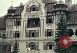 Image les touristes regardent le défilé Carinthie Autriche, 1937, de la seconde 26 séquences d'archives historiques vidéo 65675074085