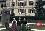 Image les touristes regardent le défilé Carinthie Autriche, 1937, de la seconde 27 séquences d'archives historiques vidéo 65675074085