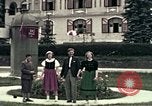 Image les touristes regardent le défilé Carinthie Autriche, 1937, de la seconde 28 séquences d'archives historiques vidéo 65675074085