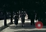 Image les touristes regardent le défilé Carinthie Autriche, 1937, de la seconde 29 séquences d'archives historiques vidéo 65675074085