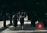 Image les touristes regardent le défilé Carinthie Autriche, 1937, de la seconde 30 séquences d'archives historiques vidéo 65675074085
