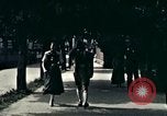 Image les touristes regardent le défilé Carinthie Autriche, 1937, de la seconde 31 séquences d'archives historiques vidéo 65675074085
