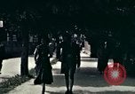 Image les touristes regardent le défilé Carinthie Autriche, 1937, de la seconde 32 séquences d'archives historiques vidéo 65675074085