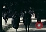 Image les touristes regardent le défilé Carinthie Autriche, 1937, de la seconde 33 séquences d'archives historiques vidéo 65675074085