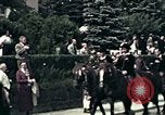 Image les touristes regardent le défilé Carinthie Autriche, 1937, de la seconde 34 séquences d'archives historiques vidéo 65675074085