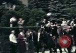 Image les touristes regardent le défilé Carinthie Autriche, 1937, de la seconde 35 séquences d'archives historiques vidéo 65675074085