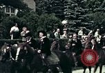 Image les touristes regardent le défilé Carinthie Autriche, 1937, de la seconde 36 séquences d'archives historiques vidéo 65675074085