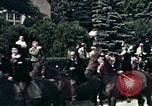 Image les touristes regardent le défilé Carinthie Autriche, 1937, de la seconde 37 séquences d'archives historiques vidéo 65675074085